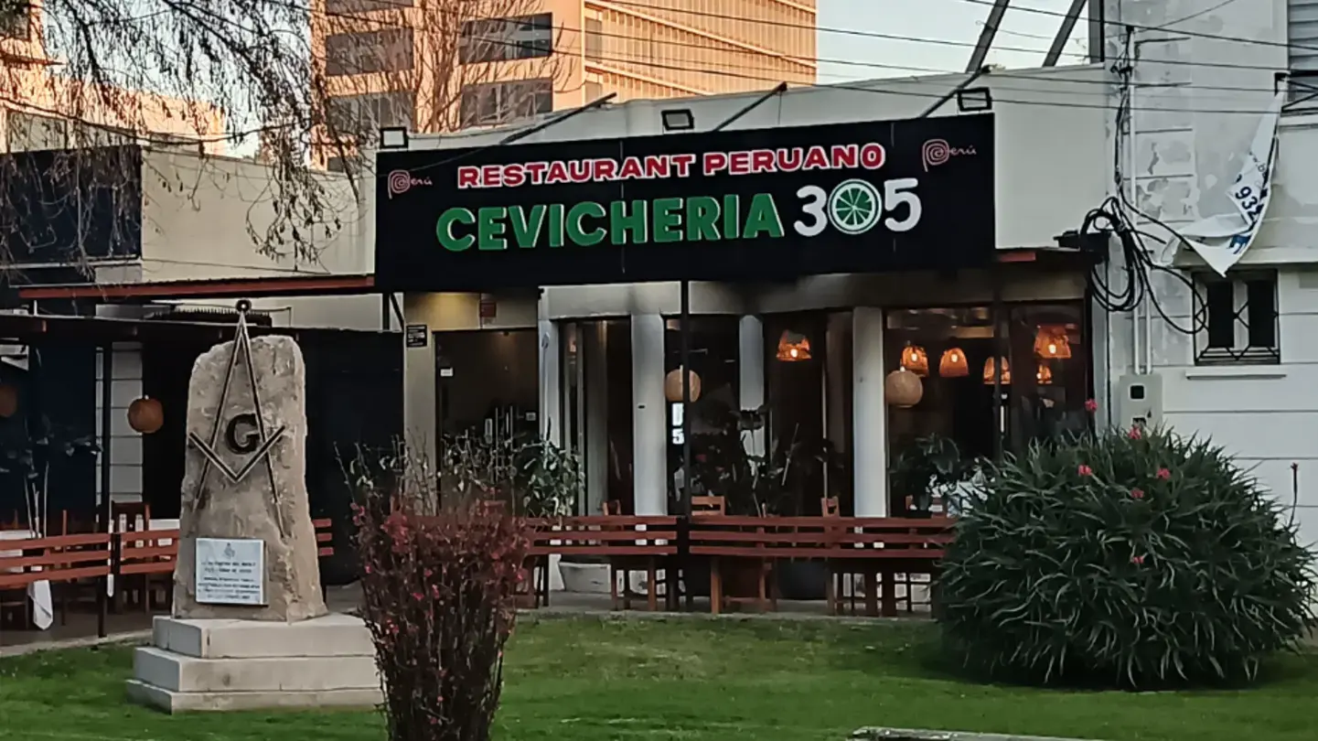 Portada de Cevichería 305